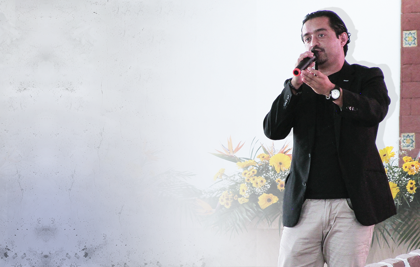 Ricardo Sifuentes impartiendo una conferencia sobre ventas, marketing y liderazgo empresarial